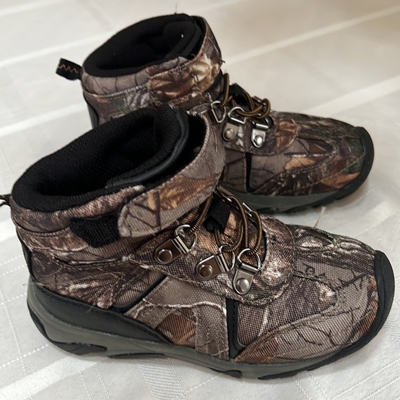 Boys Size 11 Camouflage Hiking boots Ozark Trail Never Worn - Picture 4 of 5
